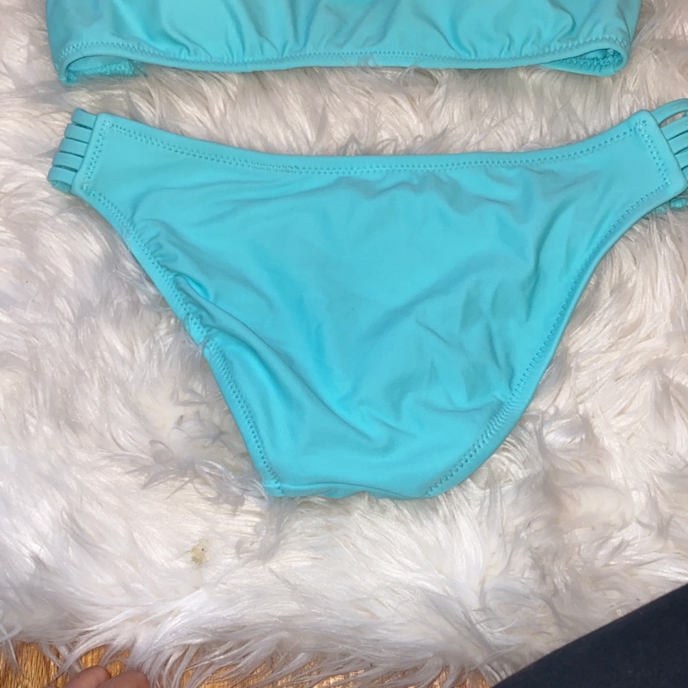 Bikini - Picture 3 of 7